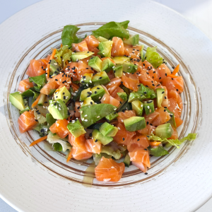 Grande salade de tartare de saumon